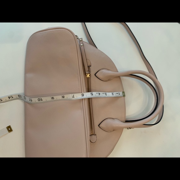 Express blush color shoulder bag . 3 inside pockets , one outside . Great shape - Picture 6 of 8